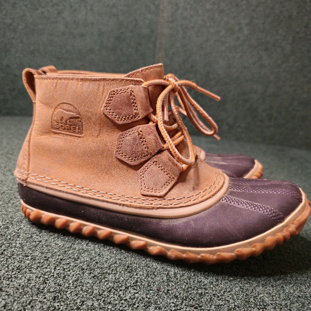 Sorel Tan And Black Ankle Boots Size 6 Womans